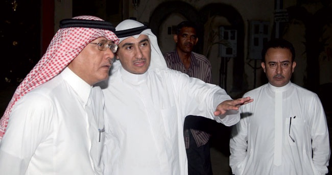 أمين جدة يقف بعد منتصف الليل على أحياء شرق جدة ويرصد مستوى النظافة
