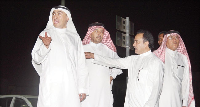 أمين جدة يقف بعد منتصف الليل على أحياء شرق جدة ويرصد مستوى النظافة