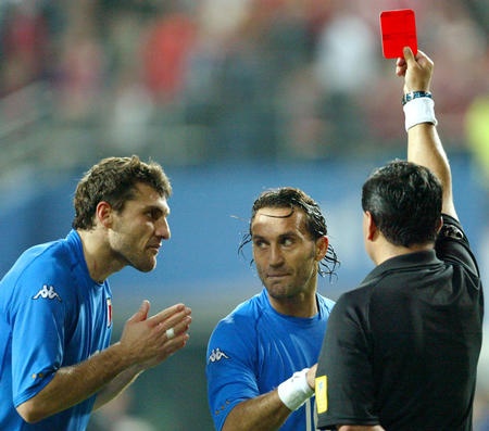 حكم مباراة إيطاليا وكوريا في كاس العالم 2002 يهرب الهيروين في سرواله