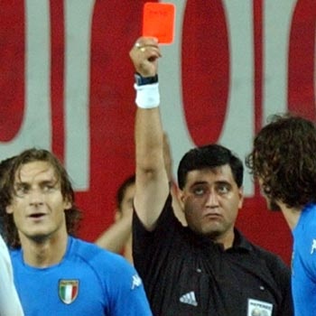 حكم مباراة إيطاليا وكوريا في كاس العالم 2002 يهرب الهيروين في سرواله