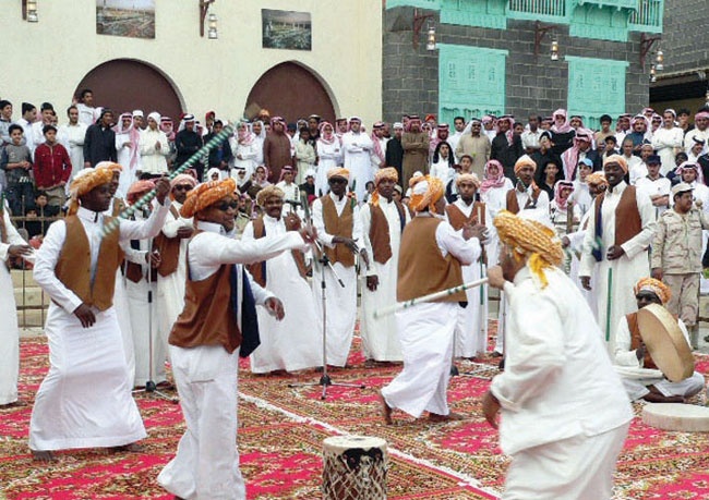 عروض فولكلورية في استقبال شباب الرياض للاحتفال بعرس الوطن