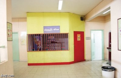 حارس مدرسة يعيش تحت الدرج .. ومقصف يخالف اشتراطات السلامة