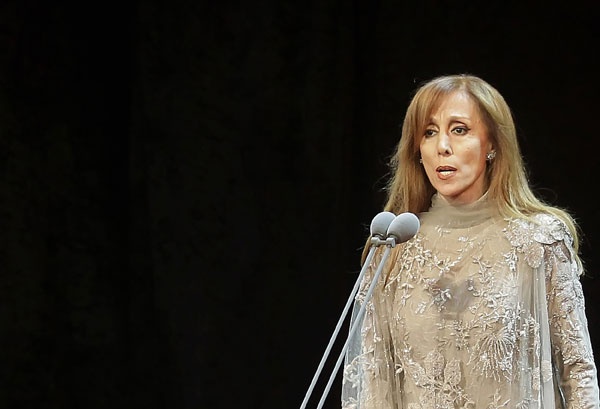 فيروز تتحدى سنواتها الخمس والسبعين وتعيد العصر الذهبي للغناء في بيروت