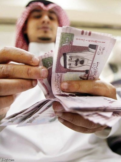 سعوديون «يندفعون» وراء المتاجرة في العملات.. والاقتصاديون يحذرون: إنها الأخطر