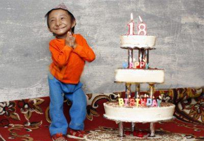أصغر رجل في العالم يحتفل ببلوغ عمره 18 عام