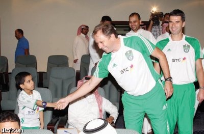 غياب اللاعبين يجبر ميلوفان على أشرطة النصر