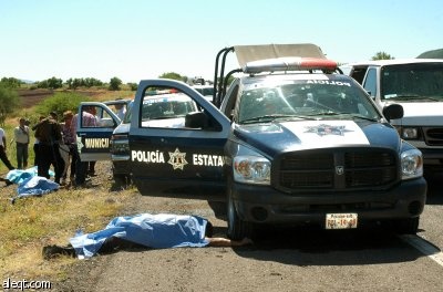 مسلحون من عصابات المخدرات يقتلون ثمانية من ضباط الشرطة في المكسيك
