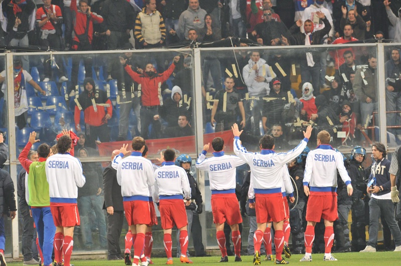 إلغاء مباراة إيطاليا وصربيا في تصفيات أمم أوروبا بسبب شغب الجماهير