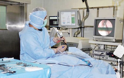 فريق طبي يستأصل ورما في قاع الجمجمة عن طريق الأنف