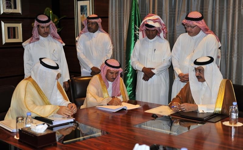 وزير النقل يوقع عقود بأكثر من ملياري ريال