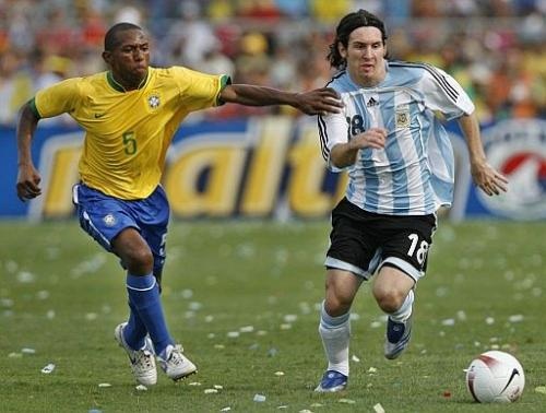 ميسي يقود الأرجنتين أمام البرازيل في مباراة ودية في الدوحة