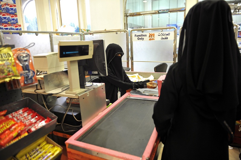 سعوديات في مهنة كاشير في سوق مخصص للعائلات فقط في مدينة جدة