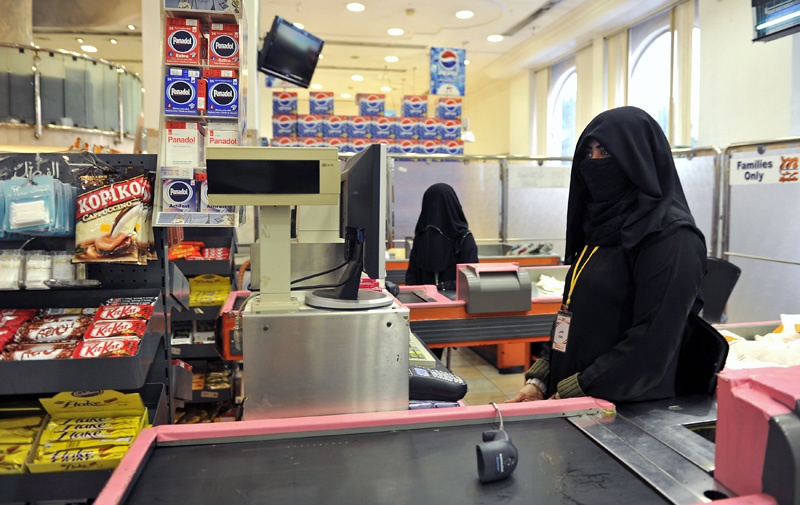 سعوديات في مهنة كاشير في سوق مخصص للعائلات فقط في مدينة جدة