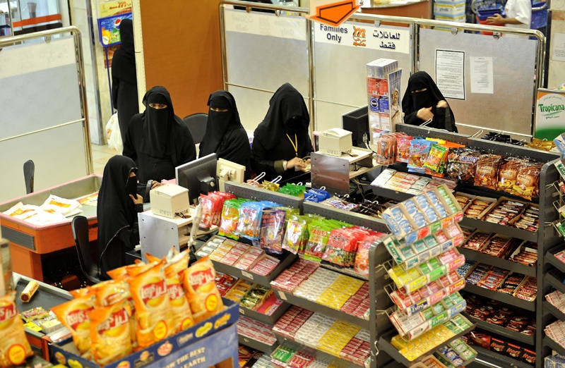 سعوديات في مهنة كاشير في سوق مخصص للعائلات فقط في مدينة جدة