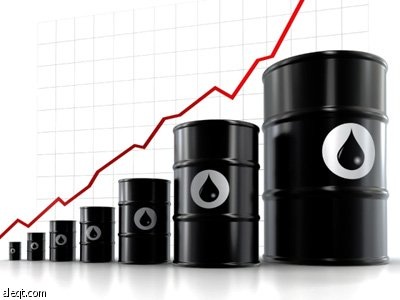 النفط يتراجع عن أعلى مستوى في عامين