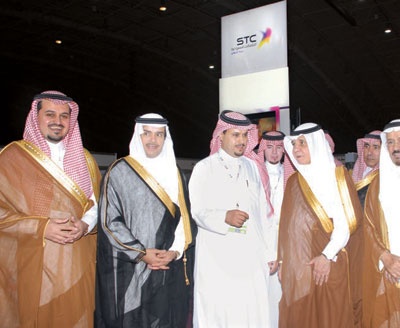 وزير التجارة يزور جناح STC في المعرض السعودي للفرانشايز
