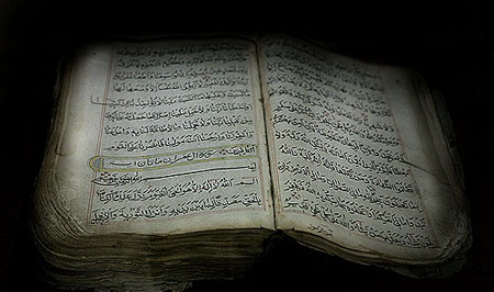 أبوظبي تدشن مكتبة اسلامية تحوي طبعات من القرآن عمرها 500 عام