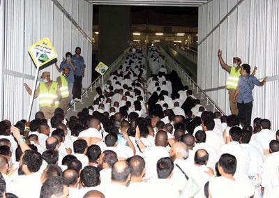 قطار المشاعر في أول يوم عمل .. نقل 150 ألفا وكان حديث الساعة