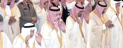 الأمير سطام يتقدَّم المُصلِّين ويستقبل المُهنِّئين