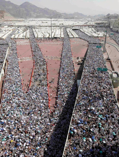 الفيصل .. دفع بمكة نحو العالم الأول .. ورسم نجاح الحج