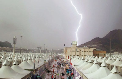 أمطار مكة تبلل رؤوس الحجاج قبيل الرحيل