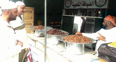 المدينة المنورة تستقبل طلائع الحجاج بالتمر «المديني».. وحجاج الخليج والداخل أول الواصلين