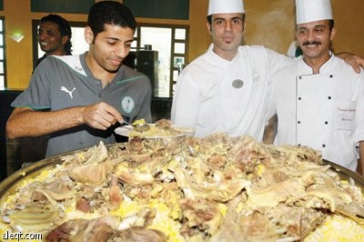 الكويتيون يقتحمون مطبخ الأخضر بحثاً عن كبسة عبد الفتاح