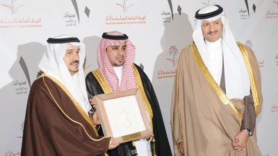 أمير القصيم يكرم «الاتصالات السعودية» لدعمها التنمية السياحية في المملكة