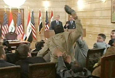 حدث في مثل هذا اليوم.. الزيدي يرشق بوش بالحذاء