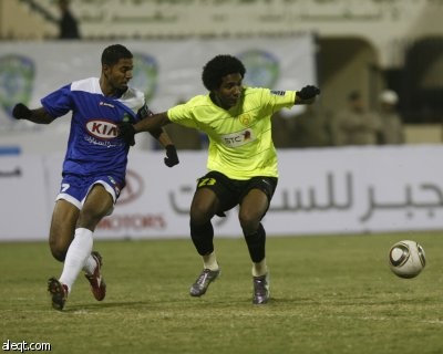 هاتريك القحطاني يزيح النصر من الصدارة .. والاهلي يضرب بخماسية