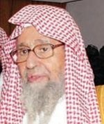 الفوزان: تجوز الصلاة خارج المسجد إذا ضاق بالمصلين بشرط ألا يتقدموا الإمام