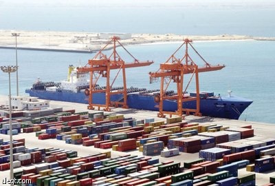 الشتاء وتقلبات النفط والدولار تغري شركات الملاحة البحرية برفع أجور الشحن
