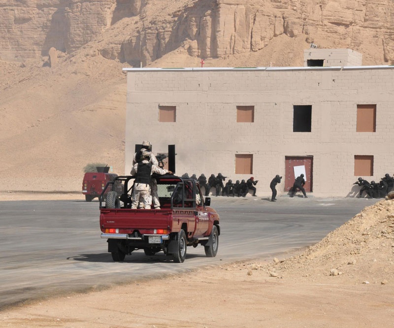الأمير مقرن: استخباراتنا متطورة وذكية وقادرة على كشف الطرود قبل دخولها