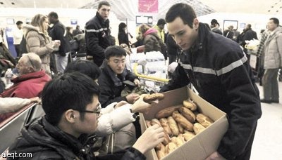 مطارات باريس تتحول إلى غرف نوم.. وتعطل رحلات 100 ألف راكب