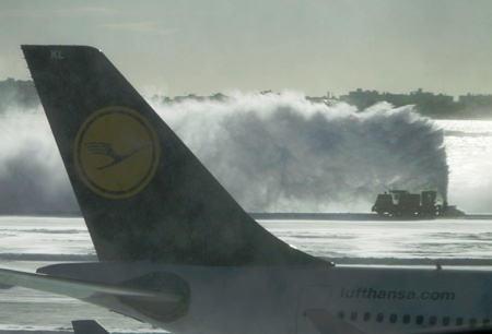 إعادة فتح مطارات نيويورك وبوسطن بعد إغلاقها بسبب العاصفة الثلجية