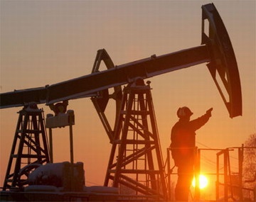 النفط الامريكي يهبط 2.37 في المئة عند التسوية مع تراجع أسعار السلع