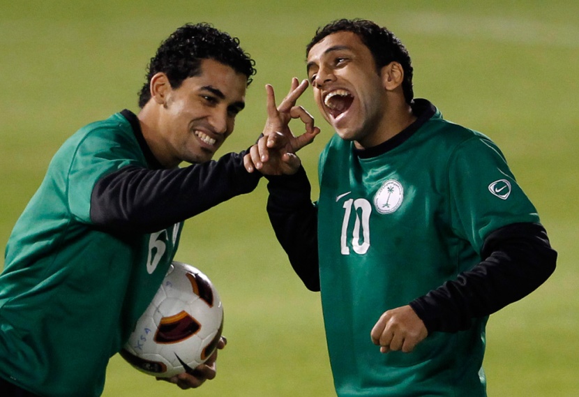 أحمد عطيف يمازح محمد الشلهوب خلال تمرين الأخضر السعودي الأول في قطر
