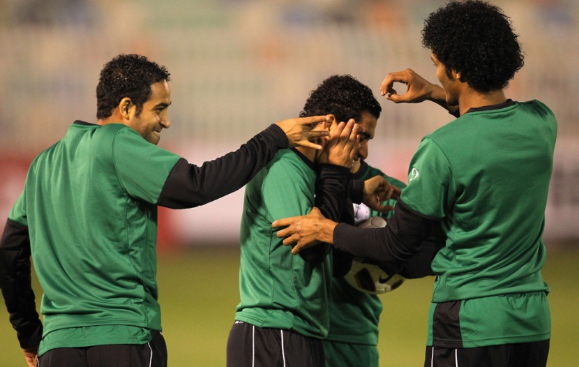 أحمد عطيف يمازح محمد الشلهوب خلال تمرين الأخضر السعودي الأول في قطر