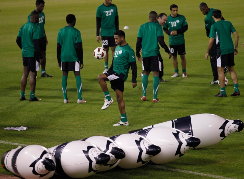 أحمد عطيف يمازح محمد الشلهوب خلال تمرين الأخضر السعودي الأول في قطر