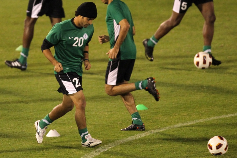 أحمد عطيف يمازح محمد الشلهوب خلال تمرين الأخضر السعودي الأول في قطر