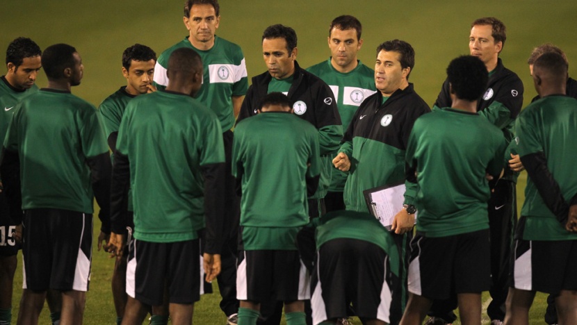 أحمد عطيف يمازح محمد الشلهوب خلال تمرين الأخضر السعودي الأول في قطر