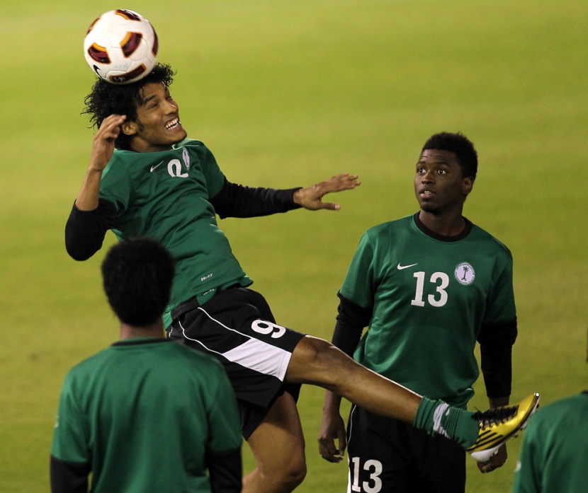 أحمد عطيف يمازح محمد الشلهوب خلال تمرين الأخضر السعودي الأول في قطر