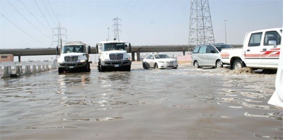 الرياض: إزالة أكثر من 200 ألف متر مياه أمطار في 20 ساعة