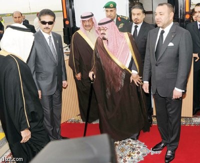 الملك يصل الدار البيضاء .. والعاهل المغربي يتقدم الاستقبال الشعبي