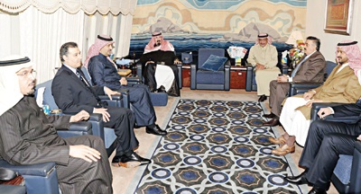 الملك يصل الدار البيضاء .. والعاهل المغربي يتقدم الاستقبال الشعبي