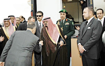 الملك يصل الدار البيضاء .. والعاهل المغربي يتقدم الاستقبال الشعبي