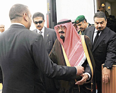 الملك يصل الدار البيضاء .. والعاهل المغربي يتقدم الاستقبال الشعبي
