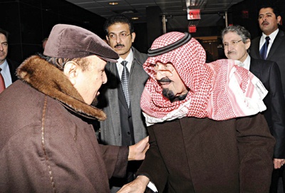 الملك يصل الدار البيضاء .. والعاهل المغربي يتقدم الاستقبال الشعبي