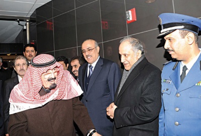 الملك يصل الدار البيضاء .. والعاهل المغربي يتقدم الاستقبال الشعبي