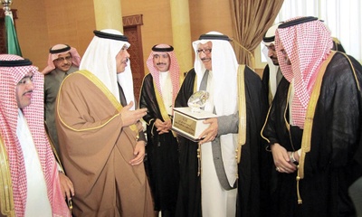 الأمير مشاري بن سعود يستعرض مع اللجنة التأسيسية خطوات تأسيس شركة الباحة القابضة